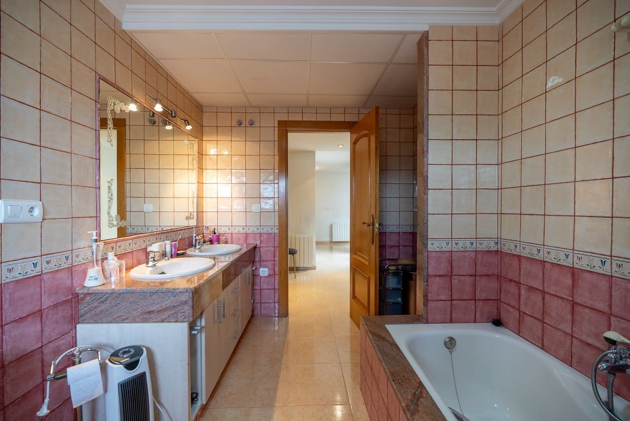 5 bedroom Townhouse for sale in Pinoso with pool - € 399,950 (Ref: 9548610)