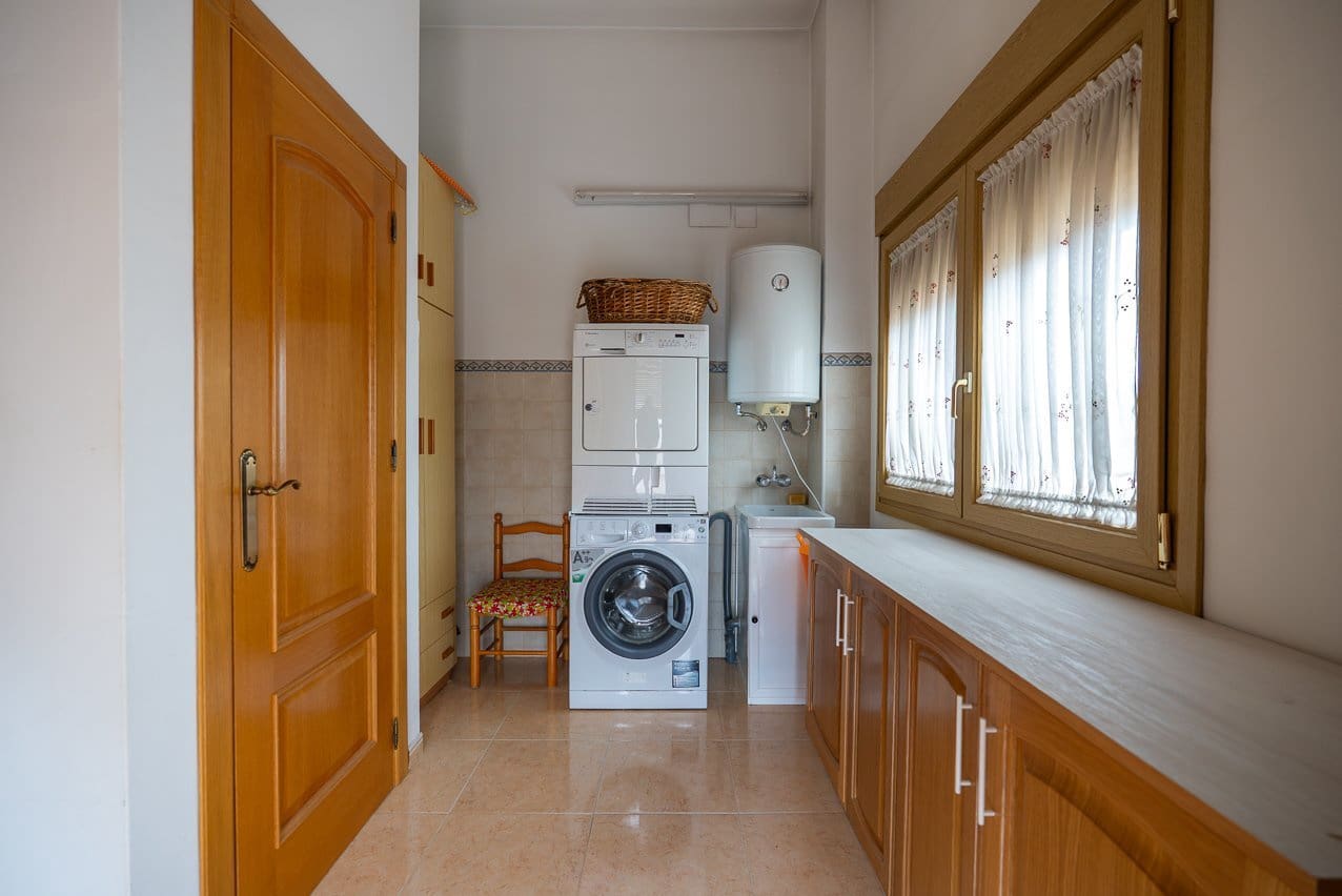 5 bedroom Townhouse for sale in Pinoso with pool - € 399,950 (Ref: 9548610)