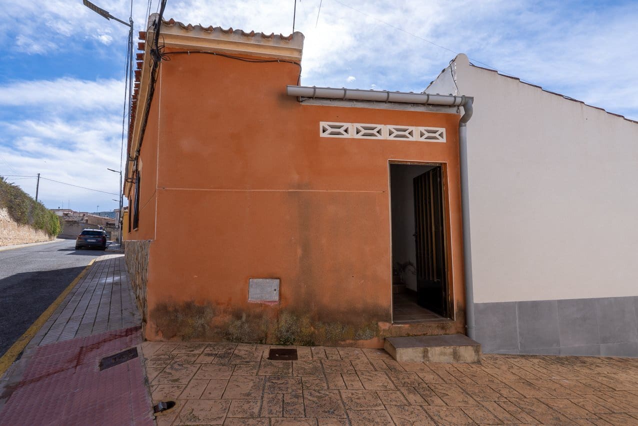 3 bedroom Townhouse for sale in Pinoso with pool - € 115,000 (Ref: 9569500)