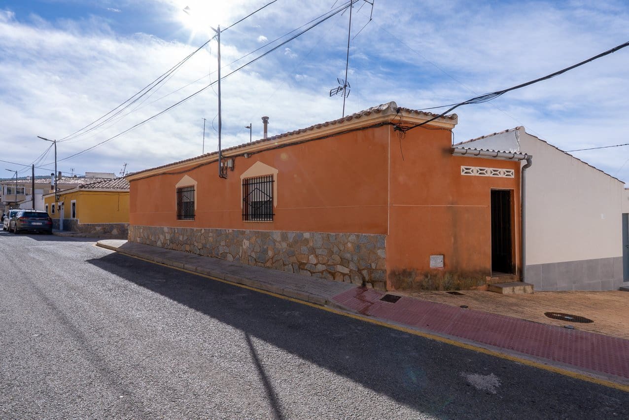 3 bedroom Townhouse for sale in Pinoso with pool - € 115,000 (Ref: 9569500)