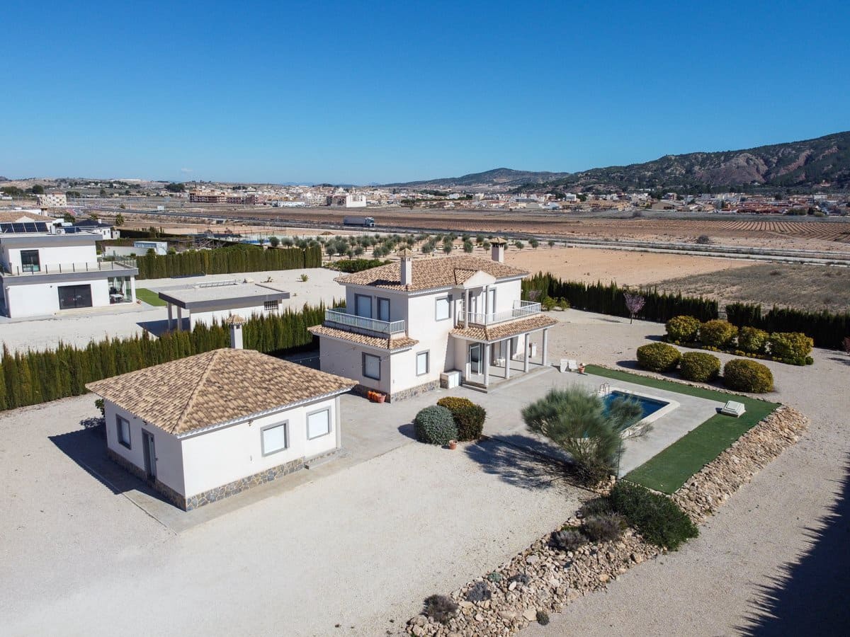 6 soveværelse Villa til salg i Pinoso med swimmingpool - € 465.000 (Ref: 9641080)