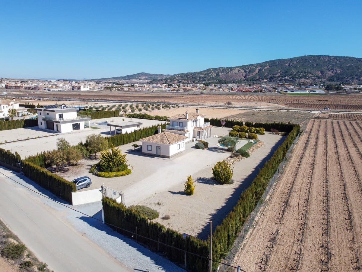 6 soveværelse Villa til salg i Pinoso med swimmingpool - € 465.000 (Ref: 9641080)