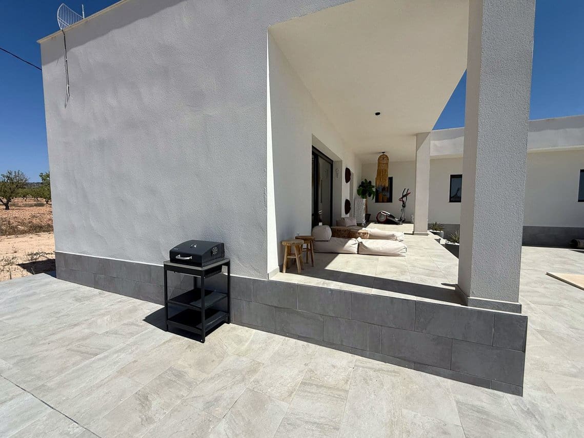 3 bedroom Villa for sale in Pinoso with pool - € 399,900 (Ref: 9646248)