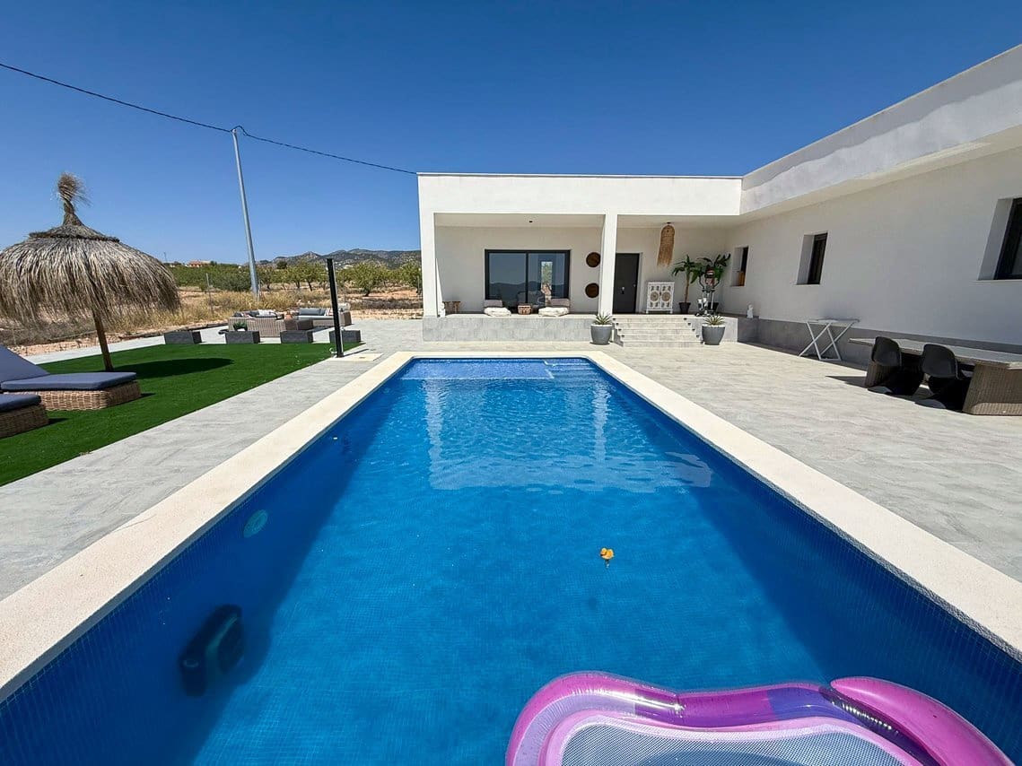 3 bedroom Villa for sale in Pinoso with pool - € 399,900 (Ref: 9646248)
