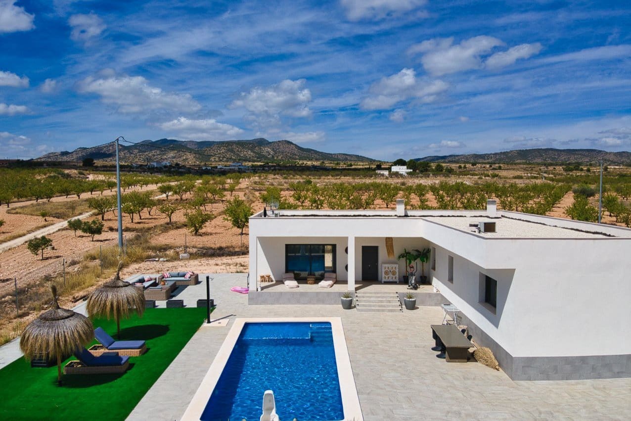 3 bedroom Villa for sale in Pinoso with pool - € 399,900 (Ref: 9646248)