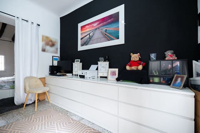 6 bedroom Townhouse for sale in Pinoso with pool - € 179,950 (Ref: 9665327)