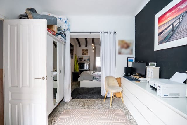 6 bedroom Townhouse for sale in Pinoso with pool - € 179,950 (Ref: 9665327)