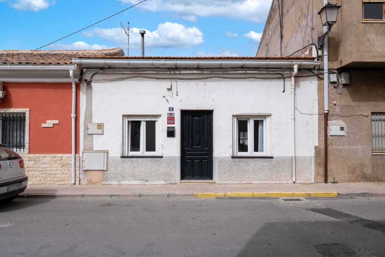 6 bedroom Townhouse for sale in Pinoso with pool - € 179,950 (Ref: 9665327)