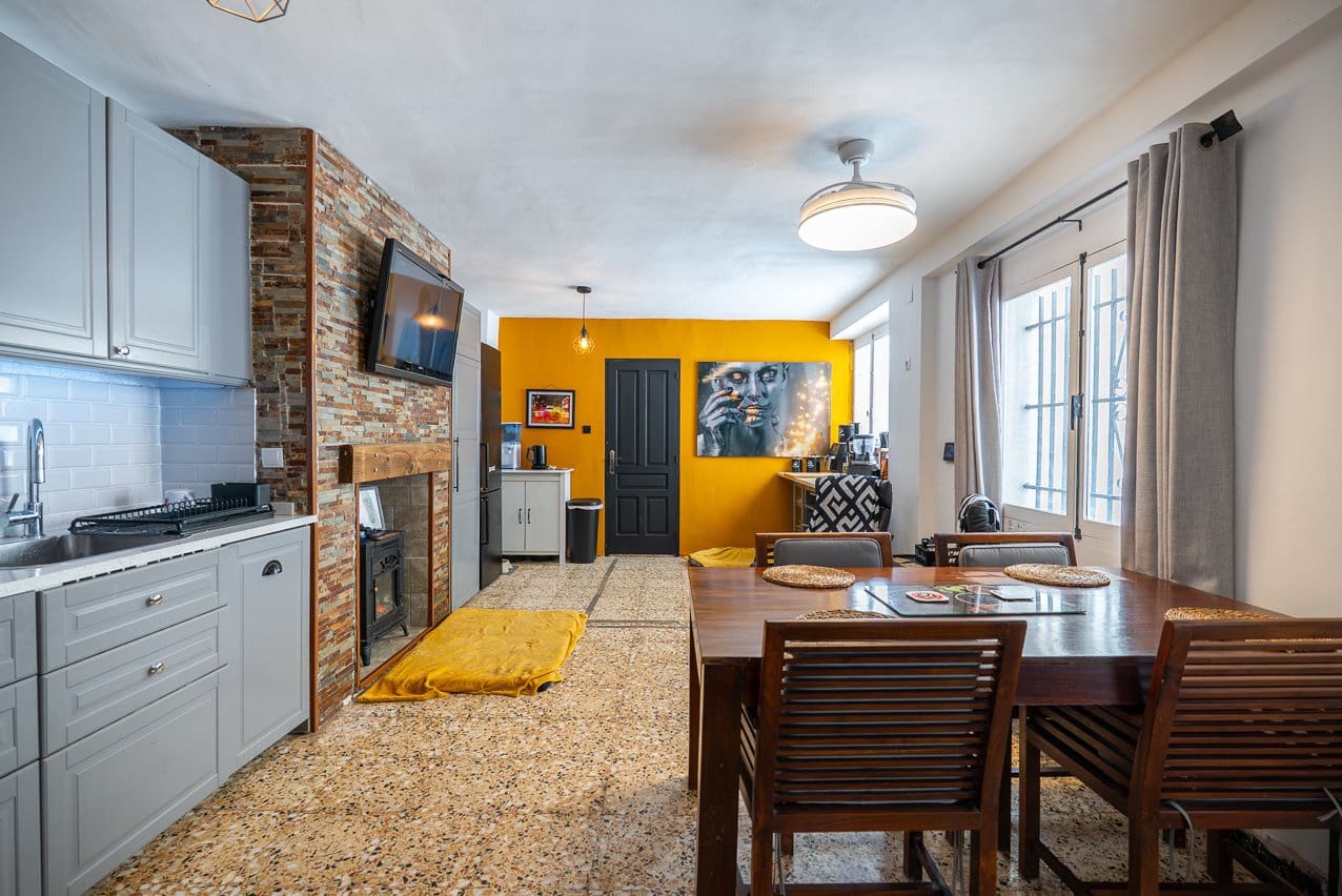 6 bedroom Townhouse for sale in Pinoso with pool - € 179,950 (Ref: 9665327)