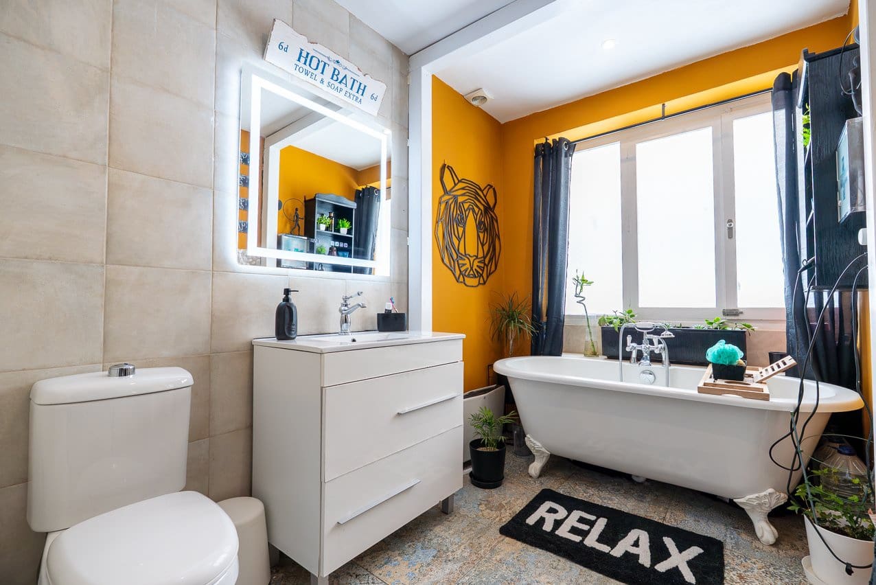 6 bedroom Townhouse for sale in Pinoso with pool - € 179,950 (Ref: 9665327)