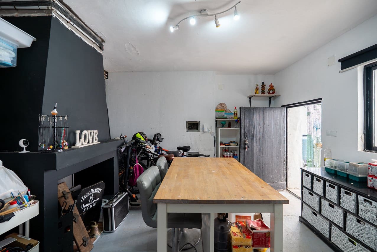 6 bedroom Townhouse for sale in Pinoso with pool - € 179,950 (Ref: 9665327)