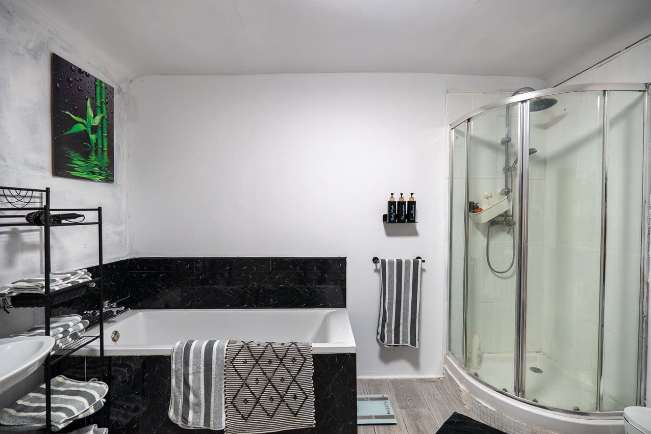 6 bedroom Townhouse for sale in Pinoso with pool - € 179,950 (Ref: 9665327)