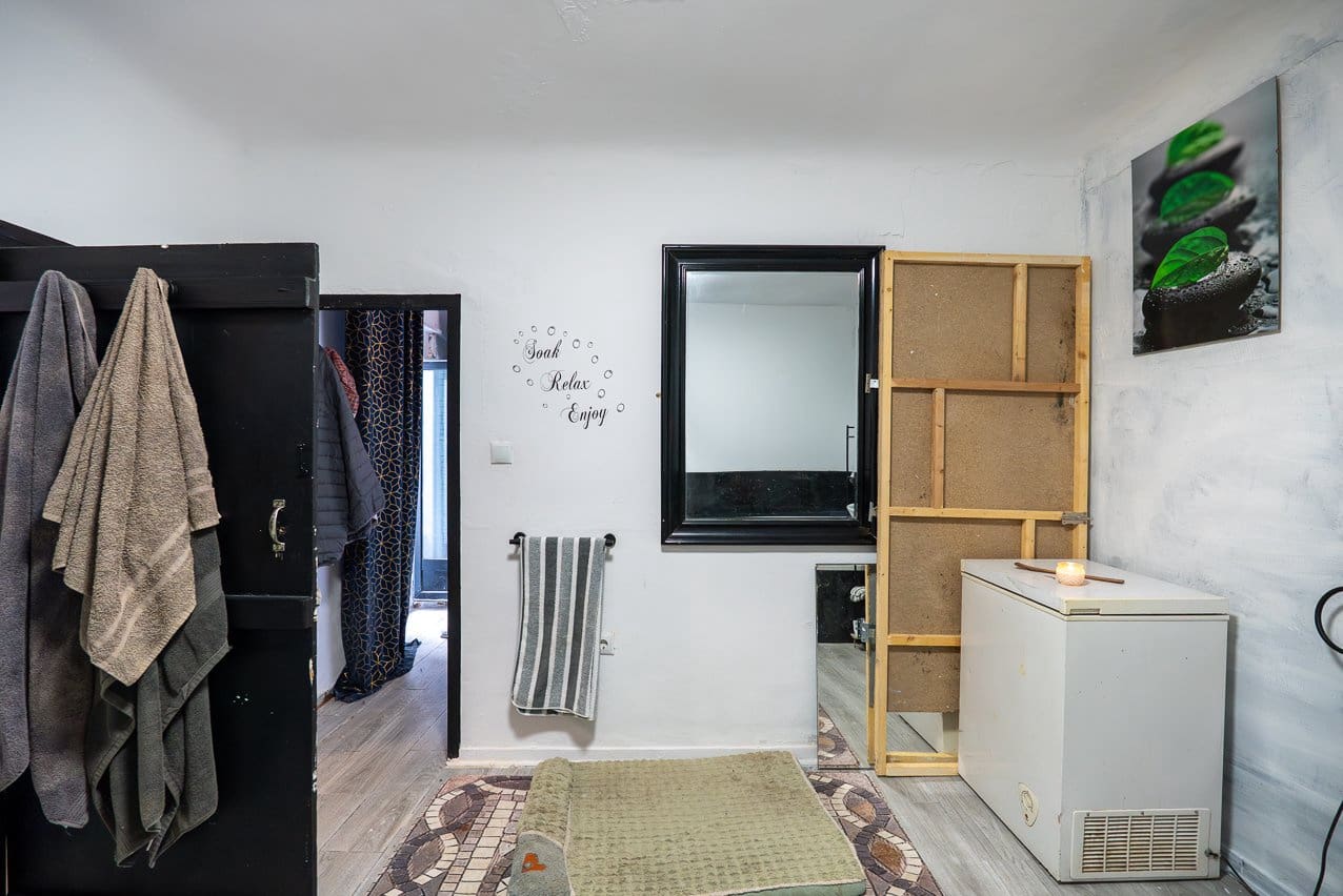 6 bedroom Townhouse for sale in Pinoso with pool - € 179,950 (Ref: 9665327)