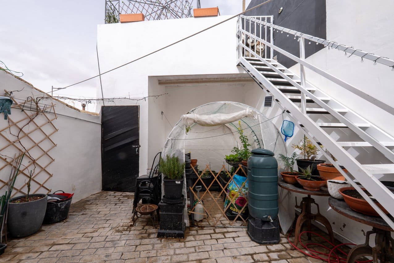 6 bedroom Townhouse for sale in Pinoso with pool - € 179,950 (Ref: 9665327)