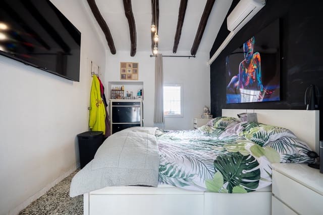 6 bedroom Townhouse for sale in Pinoso with pool - € 179,950 (Ref: 9665327)