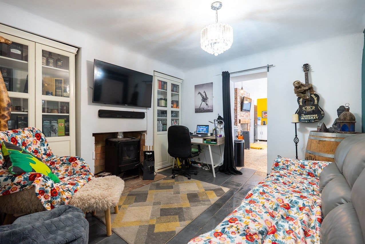 6 bedroom Townhouse for sale in Pinoso with pool - € 179,950 (Ref: 9665327)