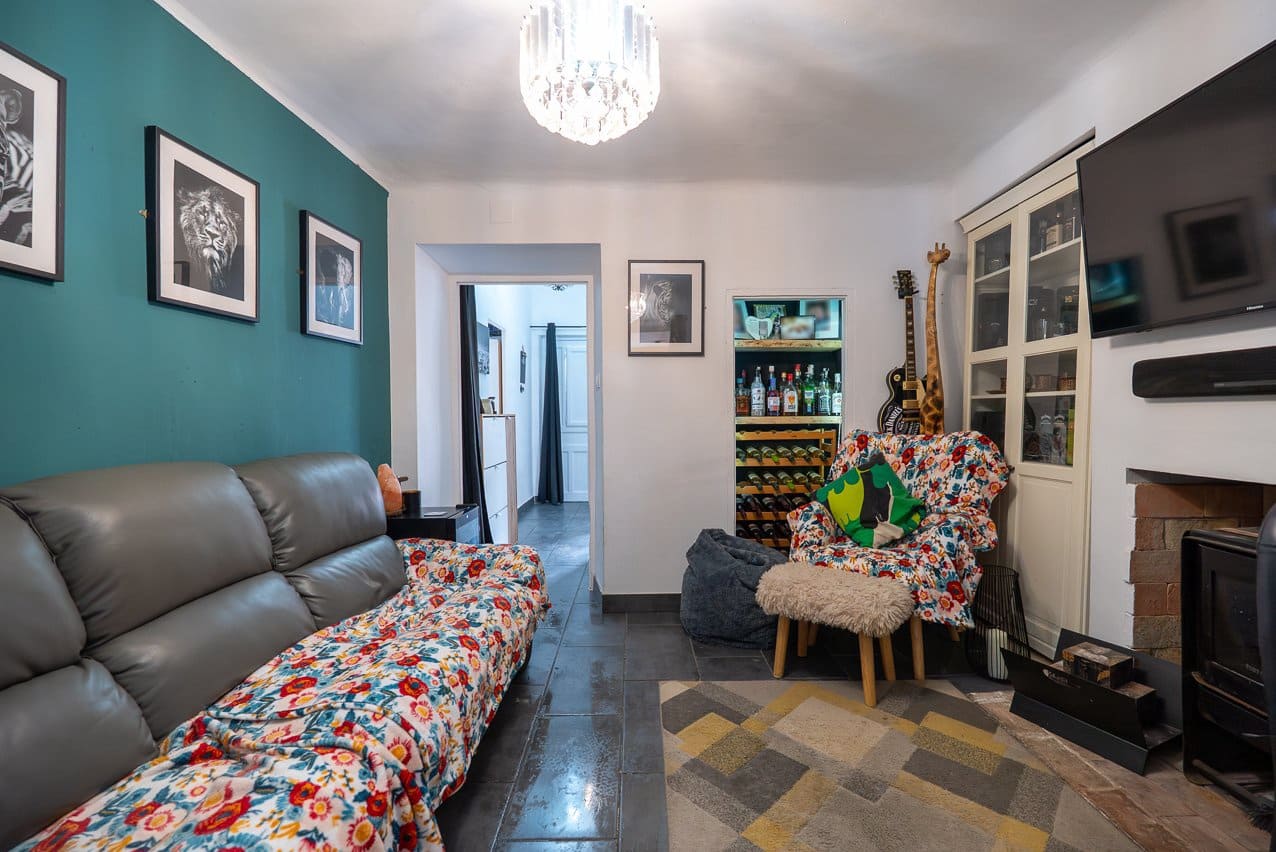 6 bedroom Townhouse for sale in Pinoso with pool - € 179,950 (Ref: 9665327)