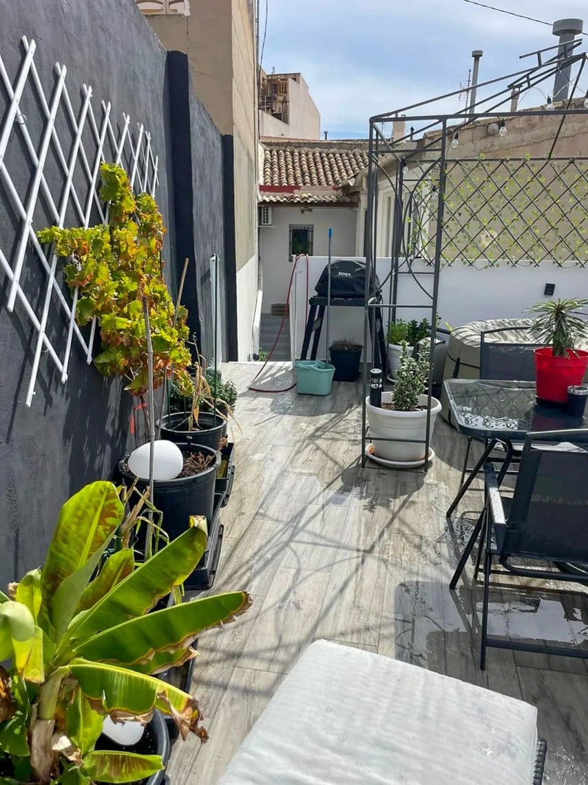 6 bedroom Townhouse for sale in Pinoso with pool - € 179,950 (Ref: 9665327)