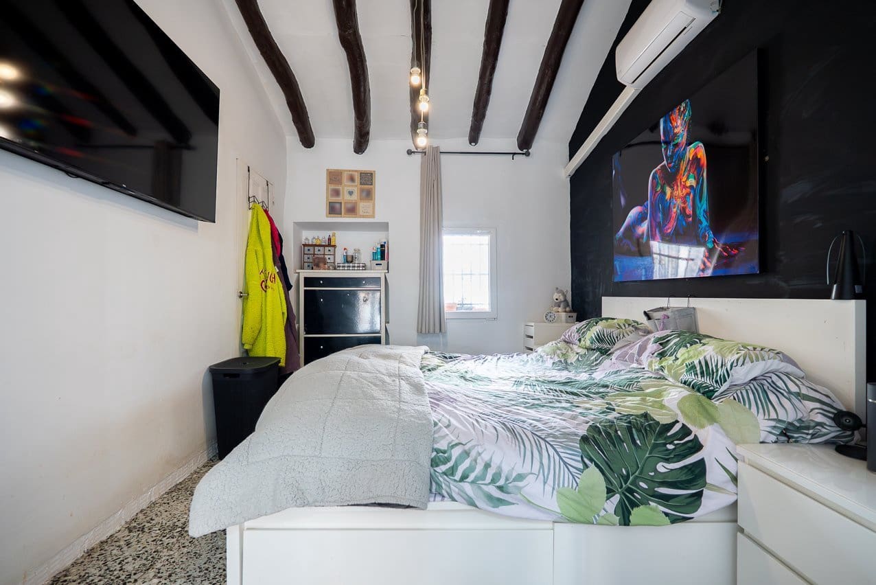 6 bedroom Townhouse for sale in Pinoso with pool - € 169,950 (Ref: 9665327)