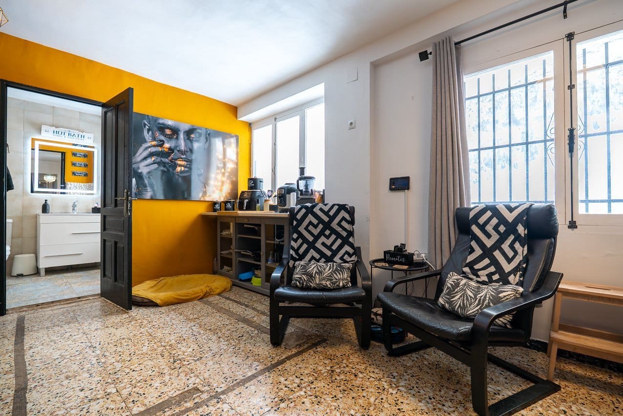 6 bedroom Townhouse for sale in Pinoso with pool - € 169,950 (Ref: 9665327)