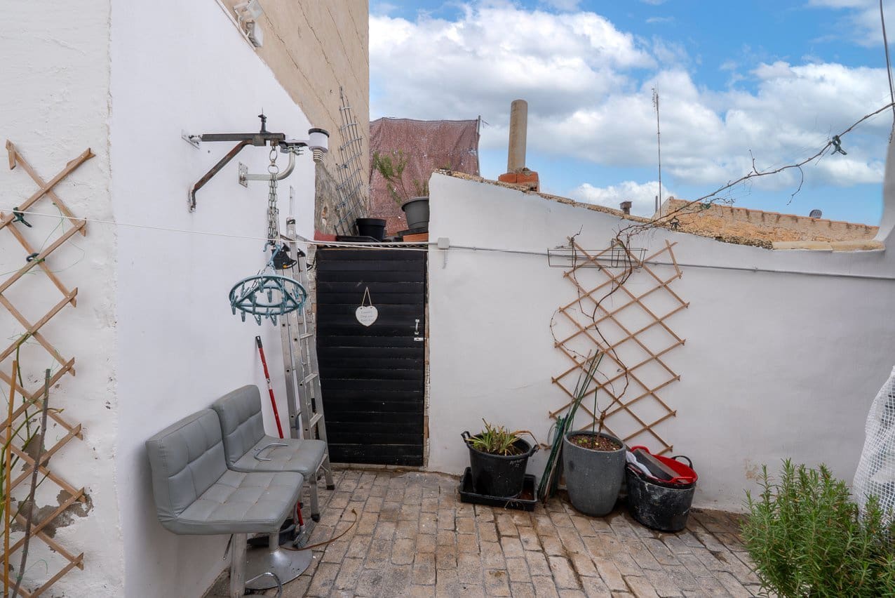 6 bedroom Townhouse for sale in Pinoso with pool - € 169,950 (Ref: 9665327)