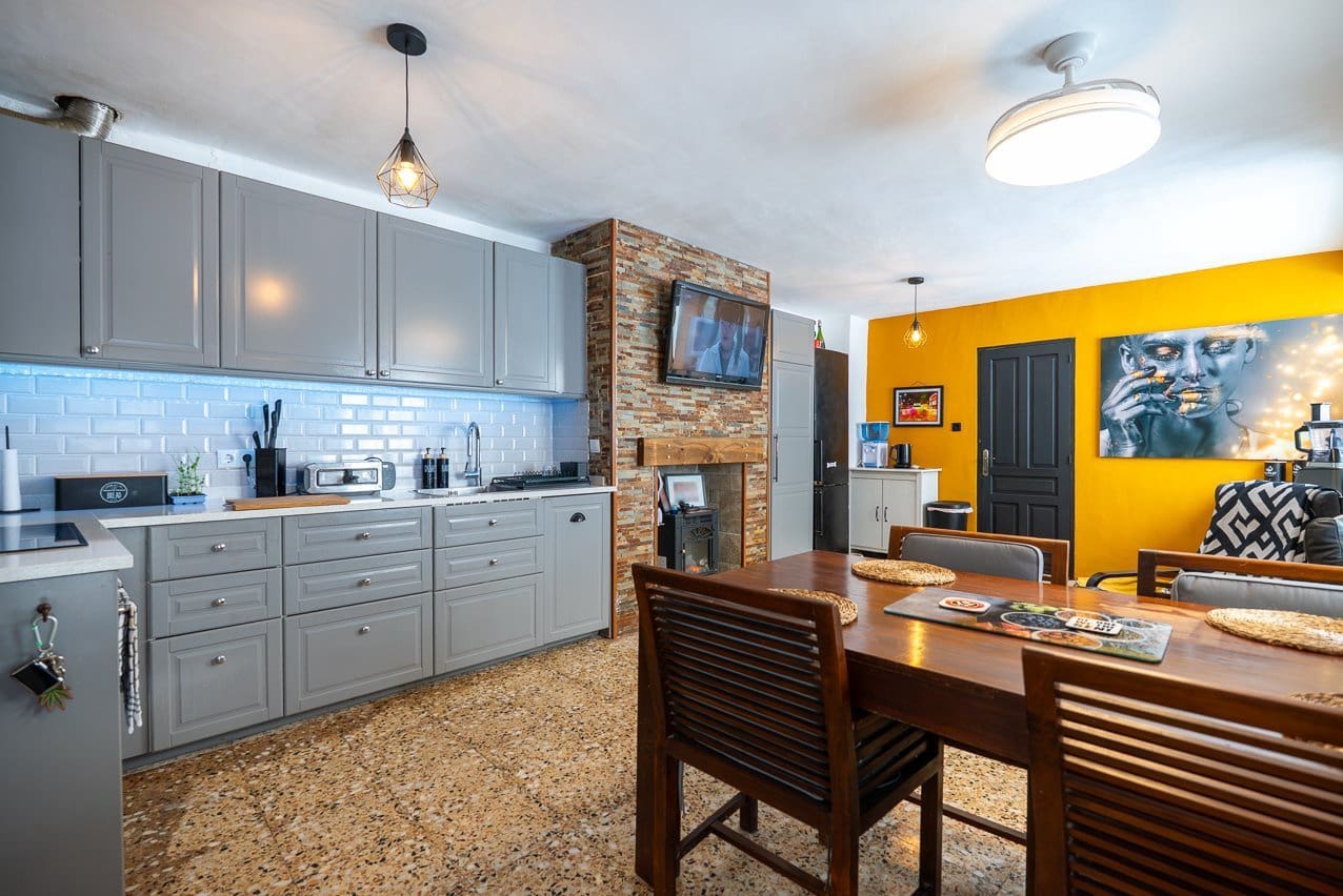 6 bedroom Townhouse for sale in Pinoso with pool - € 169,950 (Ref: 9665327)