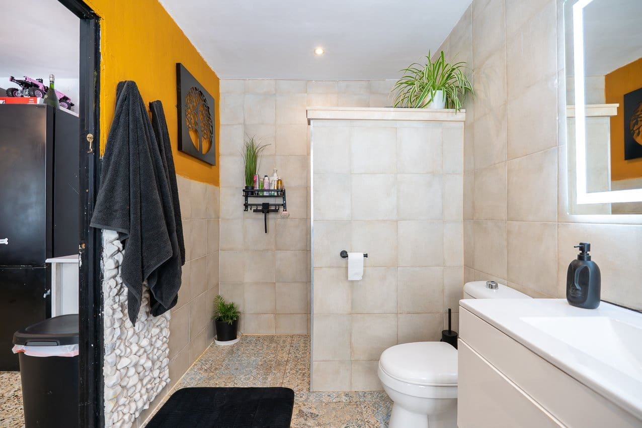 6 bedroom Townhouse for sale in Pinoso with pool - € 169,950 (Ref: 9665327)