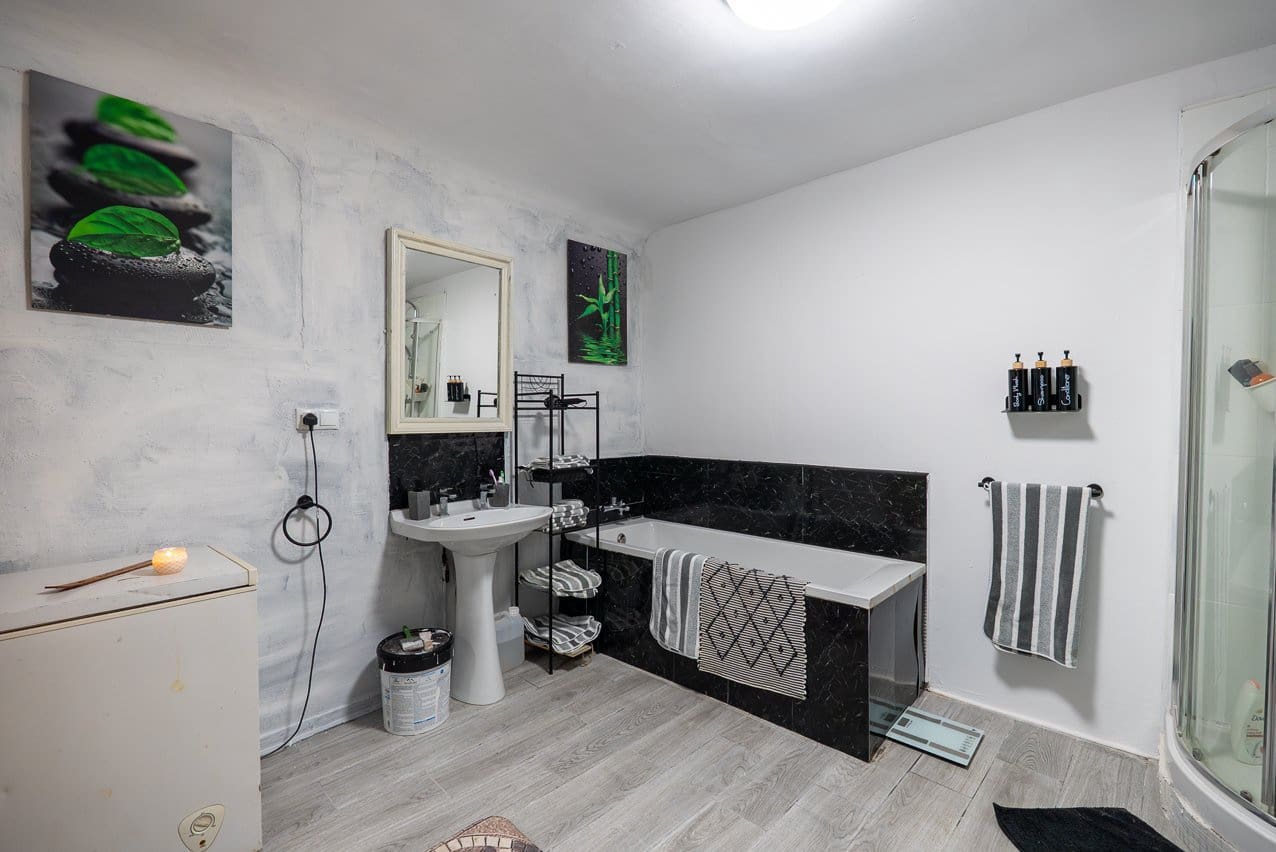 6 bedroom Townhouse for sale in Pinoso with pool - € 169,950 (Ref: 9665327)