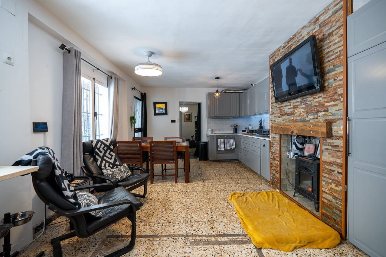 6 bedroom Townhouse for sale in Pinoso with pool - € 169,950 (Ref: 9665327)