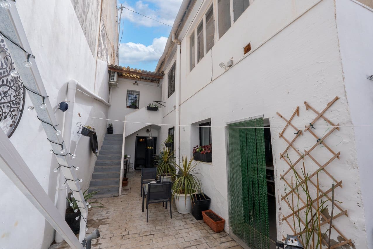 6 bedroom Townhouse for sale in Pinoso with pool - € 169,950 (Ref: 9665327)