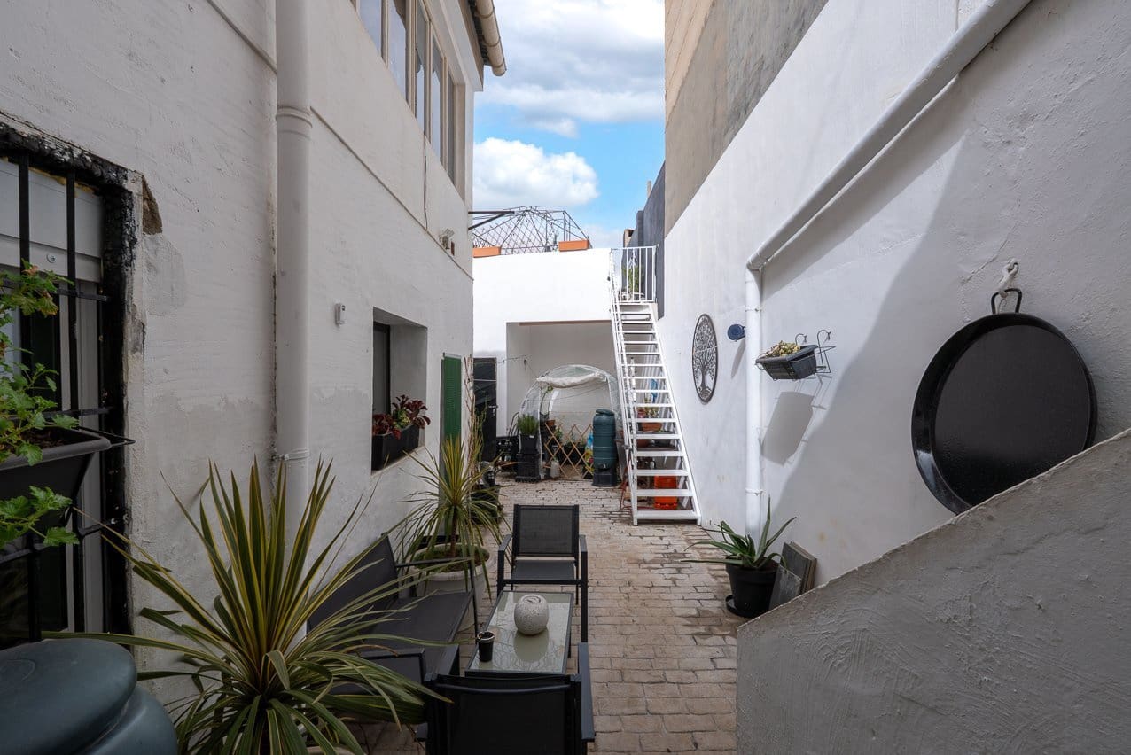 6 bedroom Townhouse for sale in Pinoso with pool - € 169,950 (Ref: 9665327)