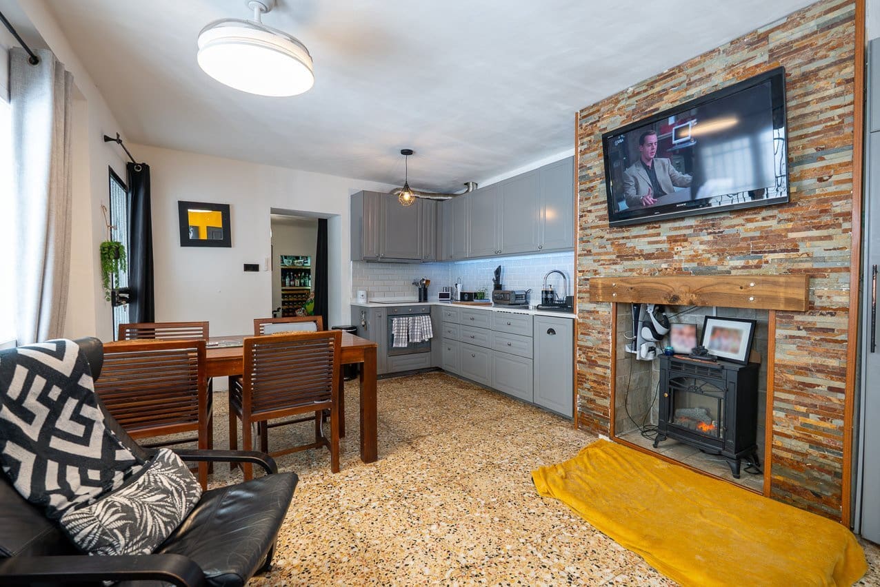 6 bedroom Townhouse for sale in Pinoso with pool - € 169,950 (Ref: 9665327)