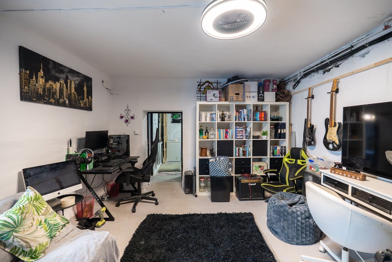 6 bedroom Townhouse for sale in Pinoso with pool - € 169,950 (Ref: 9665327)