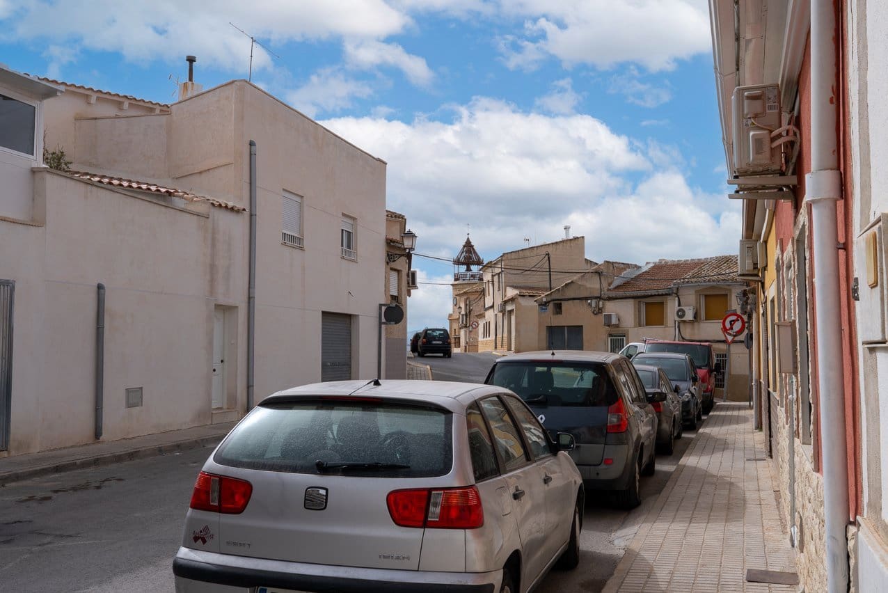 6 bedroom Townhouse for sale in Pinoso with pool - € 169,950 (Ref: 9665327)