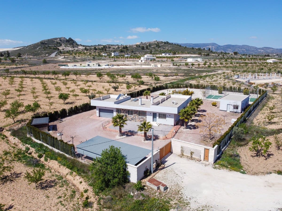 4 slaapkamer Villa te koop in Pinoso met zwembad - € 650.000 (Ref: 9725152)