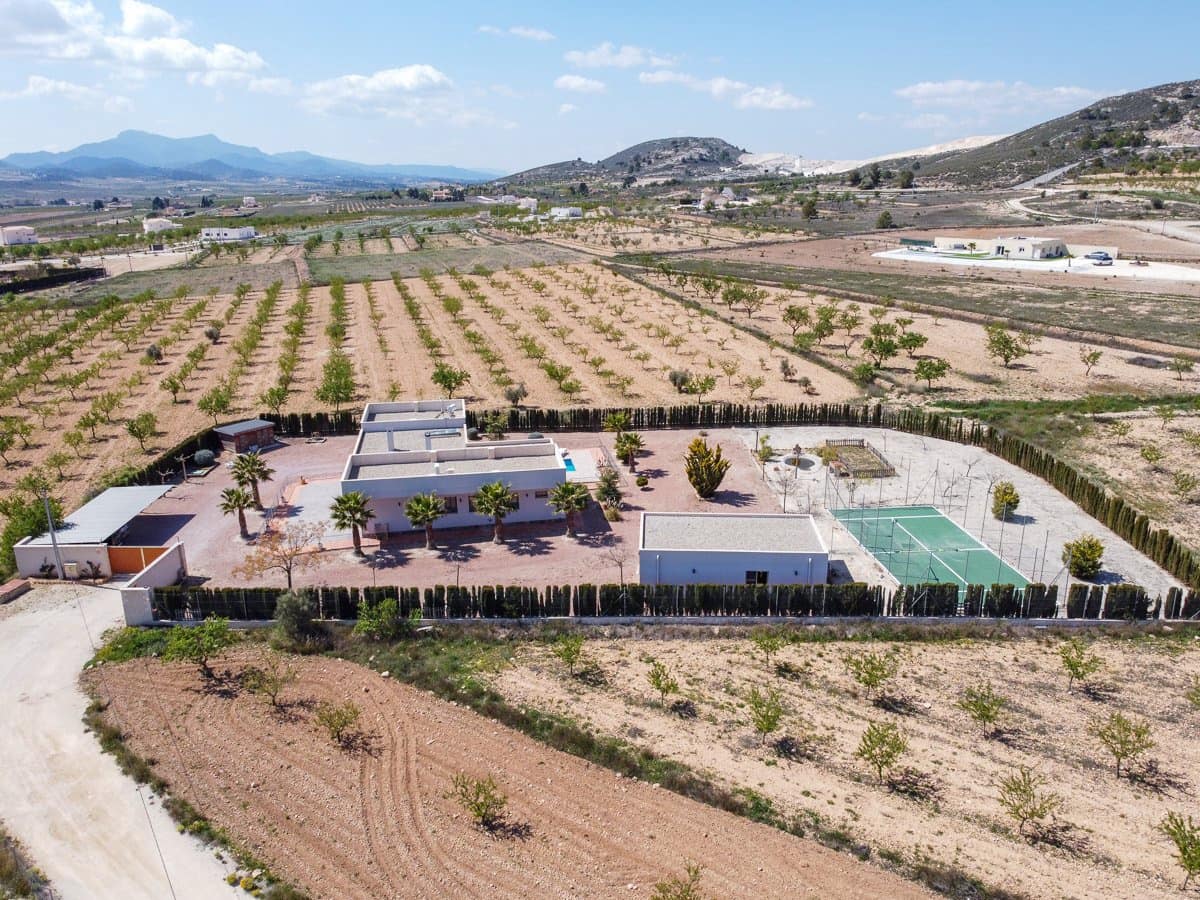 4 slaapkamer Villa te koop in Pinoso met zwembad - € 650.000 (Ref: 9725152)