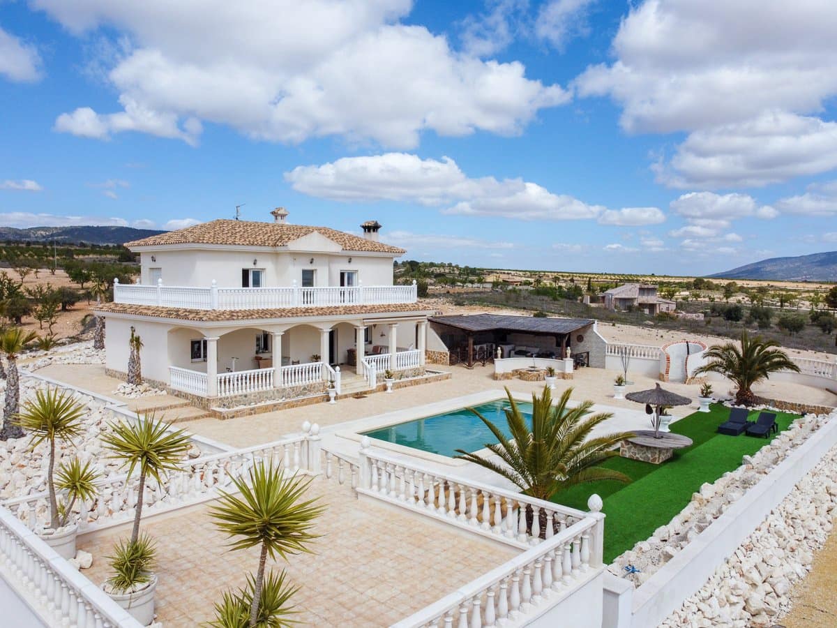 Chalet de 4 habitaciones en Pinoso en venta con piscina - 599.000 € (Ref: 9734054)