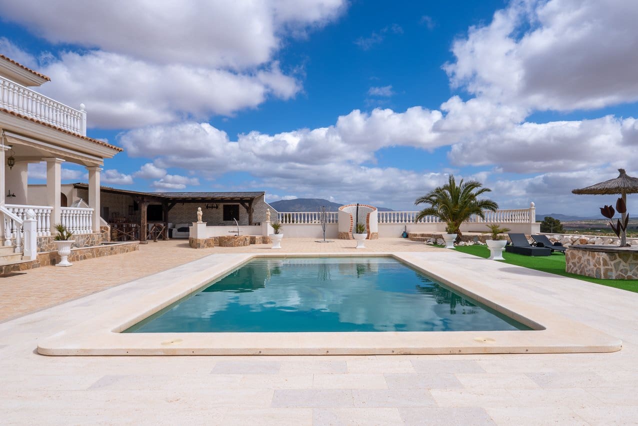 Chalet de 4 habitaciones en Pinoso en venta con piscina - 599.000 € (Ref: 9734054)