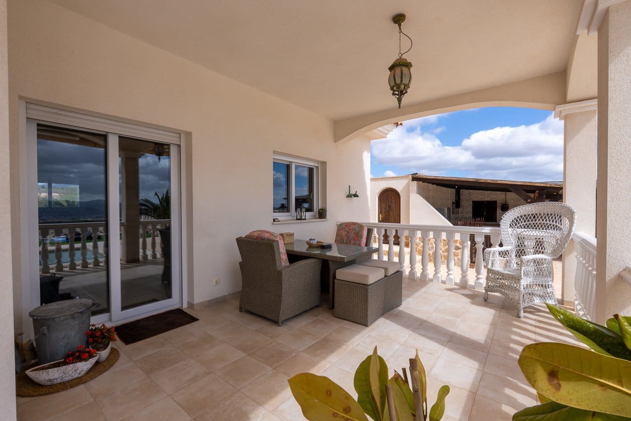 Chalet de 4 habitaciones en Pinoso en venta con piscina - 599.000 € (Ref: 9734054)