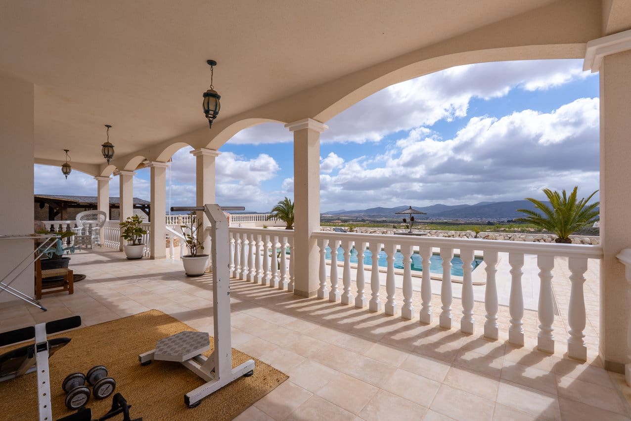 Chalet de 4 habitaciones en Pinoso en venta con piscina - 599.000 € (Ref: 9734054)