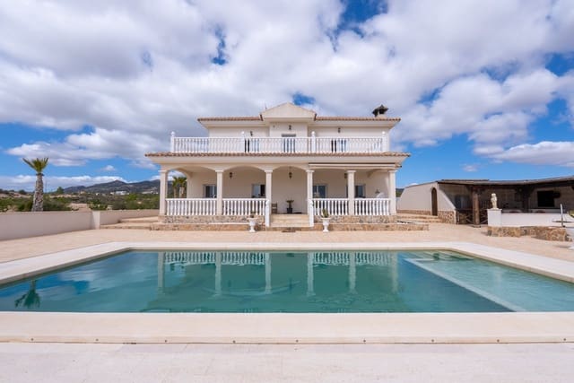 Chalet de 4 habitaciones en Pinoso en venta con piscina - 599.000 € (Ref: 9734054)