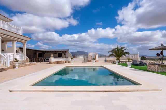 Chalet de 4 habitaciones en Pinoso en venta con piscina - 599.000 € (Ref: 9734054)