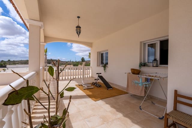 Chalet de 4 habitaciones en Pinoso en venta con piscina - 599.000 € (Ref: 9734054)