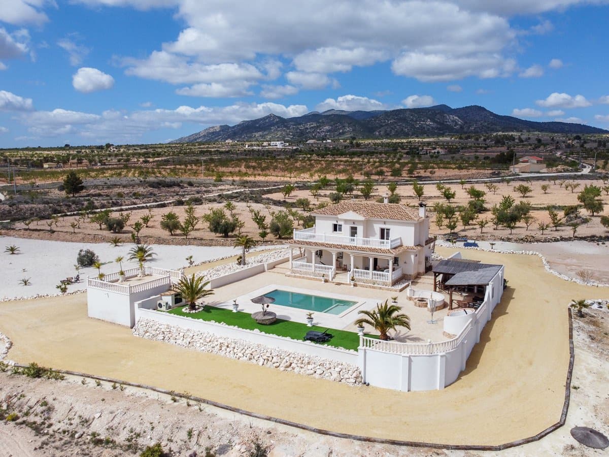 Chalet de 4 habitaciones en Pinoso en venta con piscina - 599.000 € (Ref: 9734054)