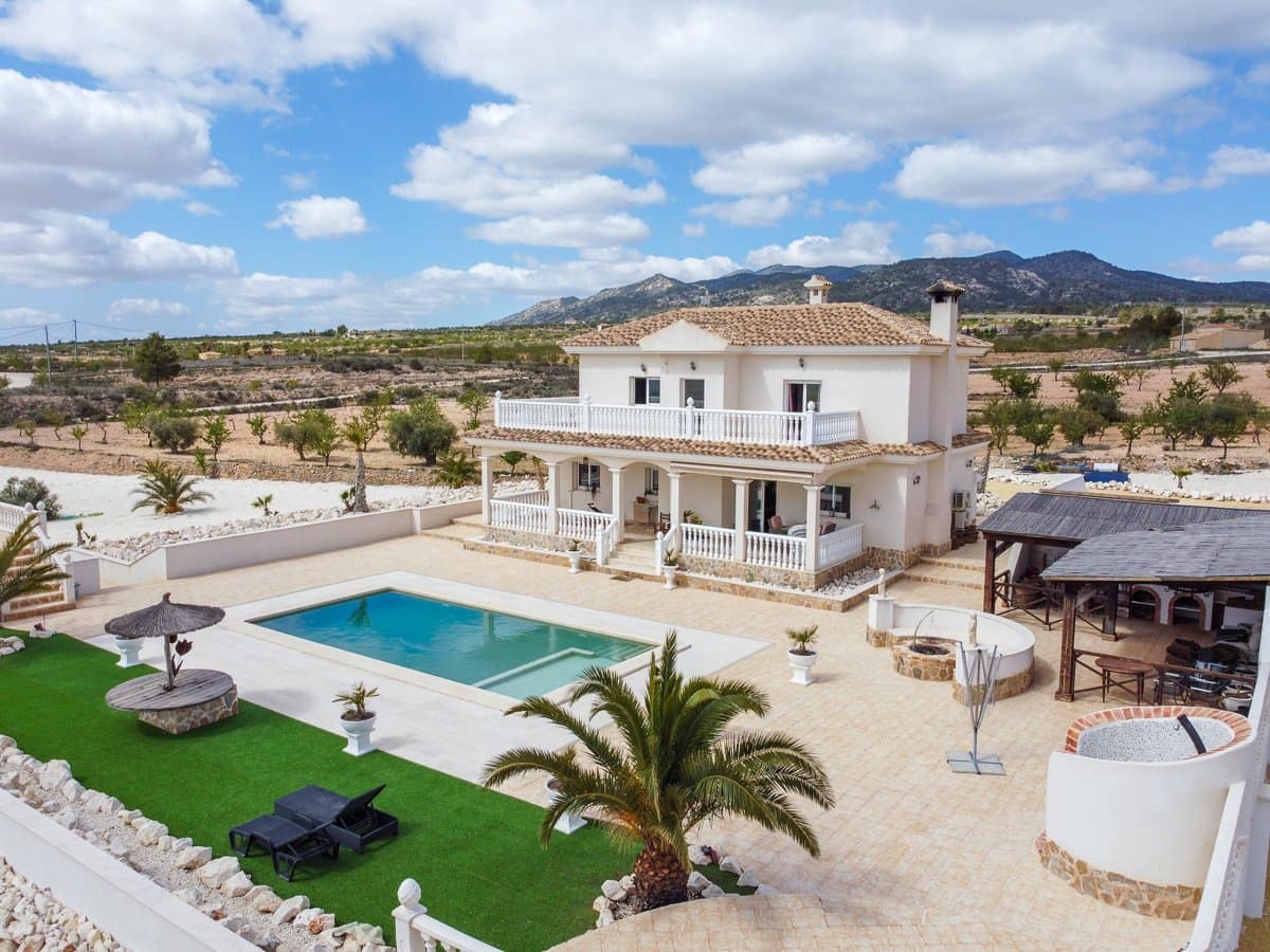 Chalet de 4 habitaciones en Pinoso en venta con piscina - 599.000 € (Ref: 9734054)