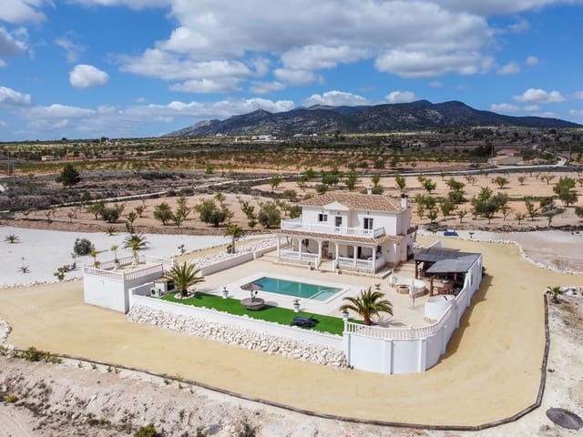 Chalet de 4 habitaciones en Pinoso en venta con piscina - 599.000 € (Ref: 9734054)