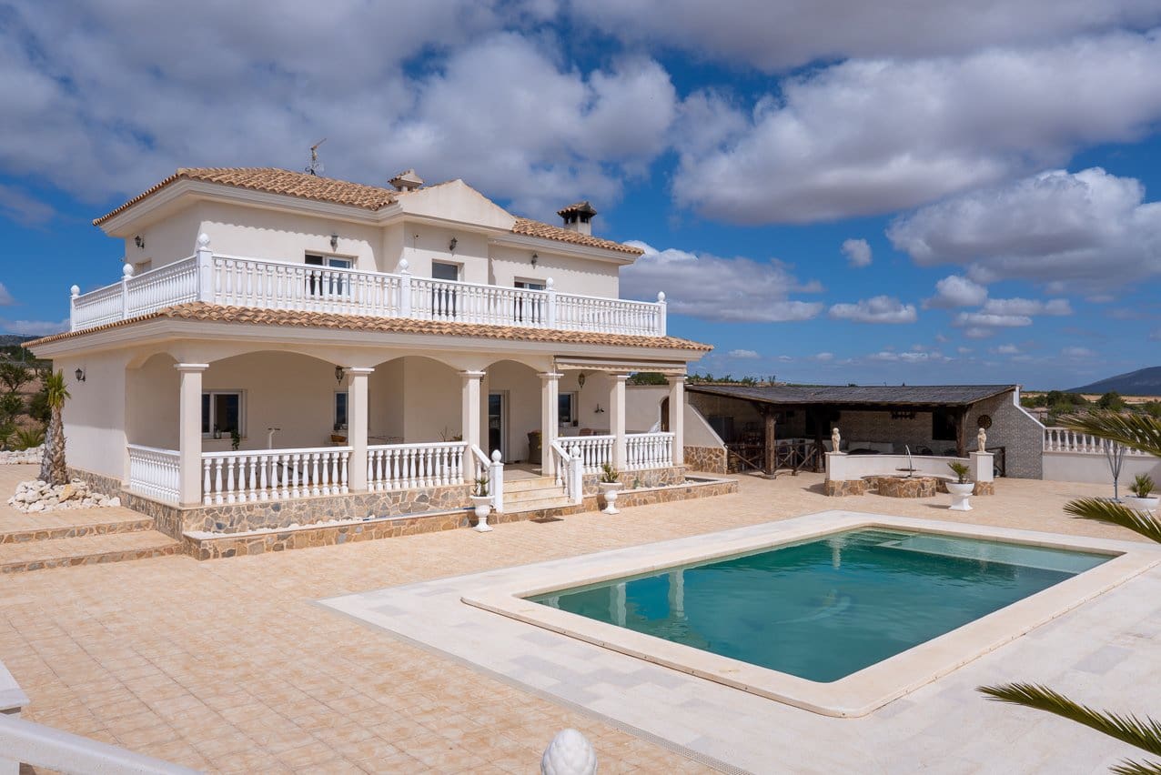 Chalet de 4 habitaciones en Pinoso en venta con piscina - 599.000 € (Ref: 9734054)