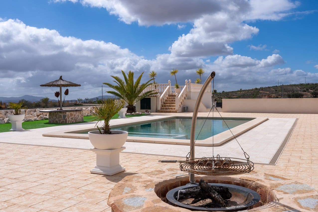 Chalet de 4 habitaciones en Pinoso en venta con piscina - 599.000 € (Ref: 9734054)