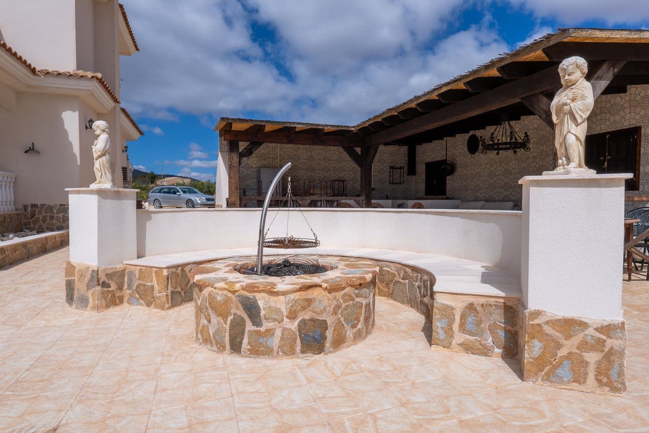 Chalet de 4 habitaciones en Pinoso en venta con piscina - 599.000 € (Ref: 9734054)