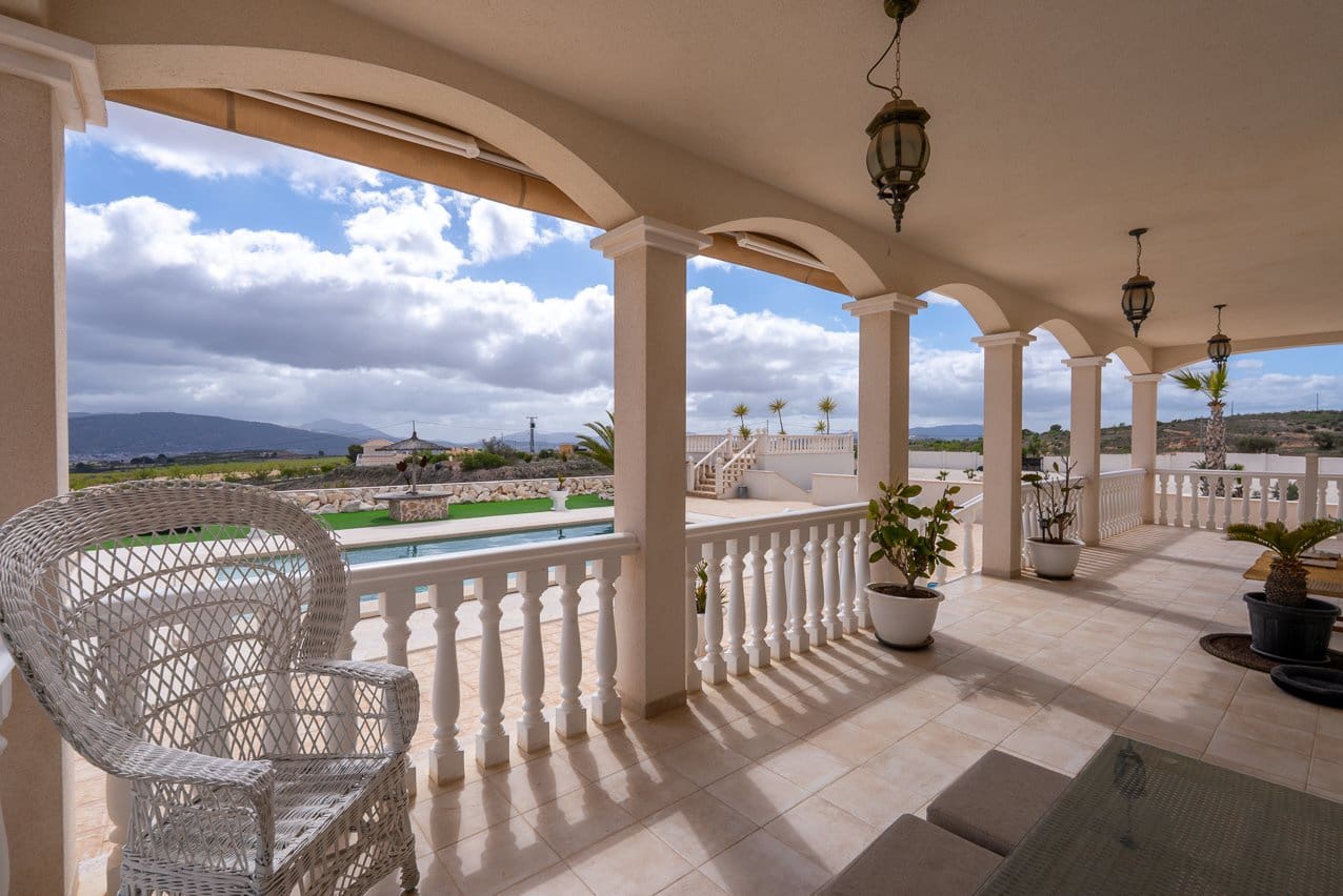 Chalet de 4 habitaciones en Pinoso en venta con piscina - 599.000 € (Ref: 9734054)